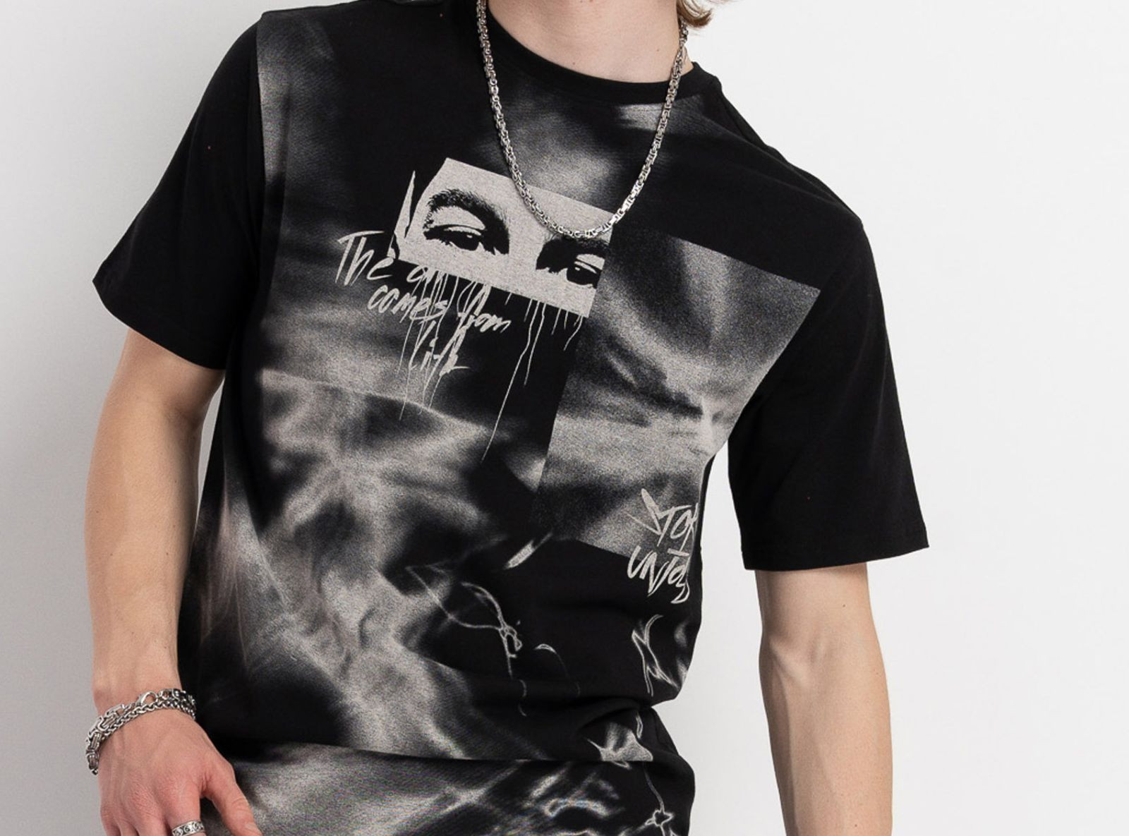 Czarny t-shirt z autorską grafiką z przodu