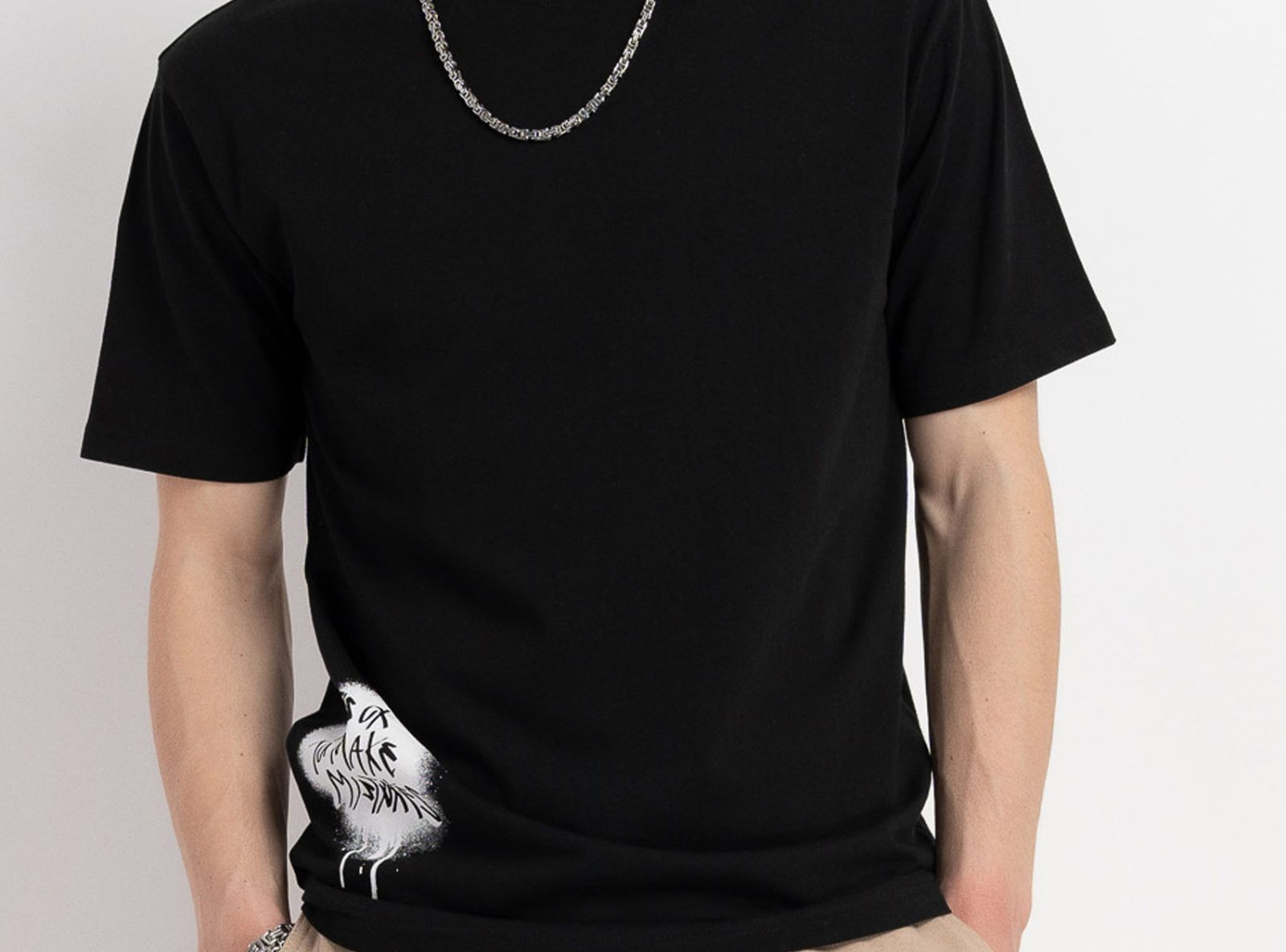 Czarny t-shirt z elementami graficznymi
