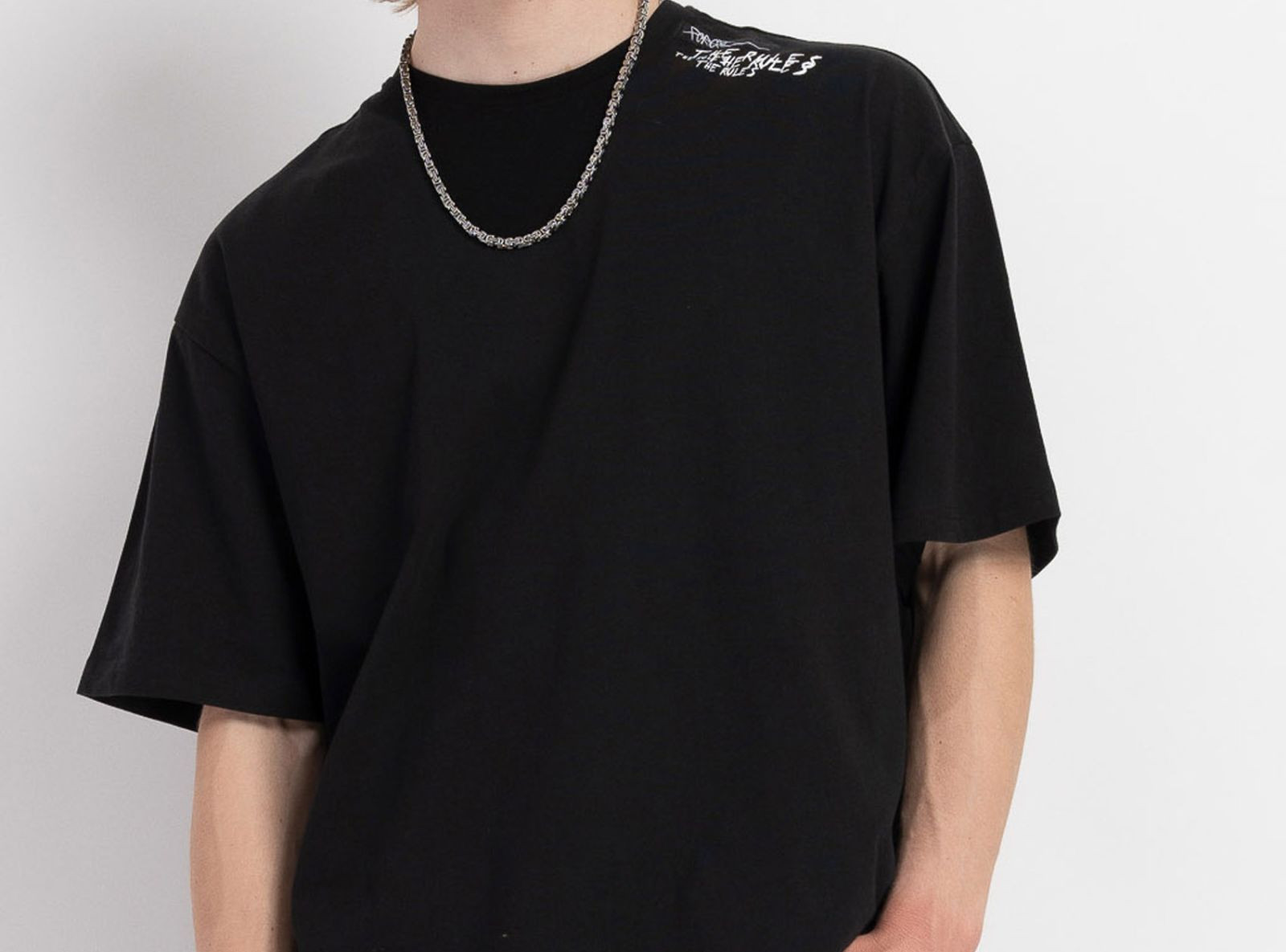 Czarny t-shirt BOXY z minimalistycznym nadrukiem