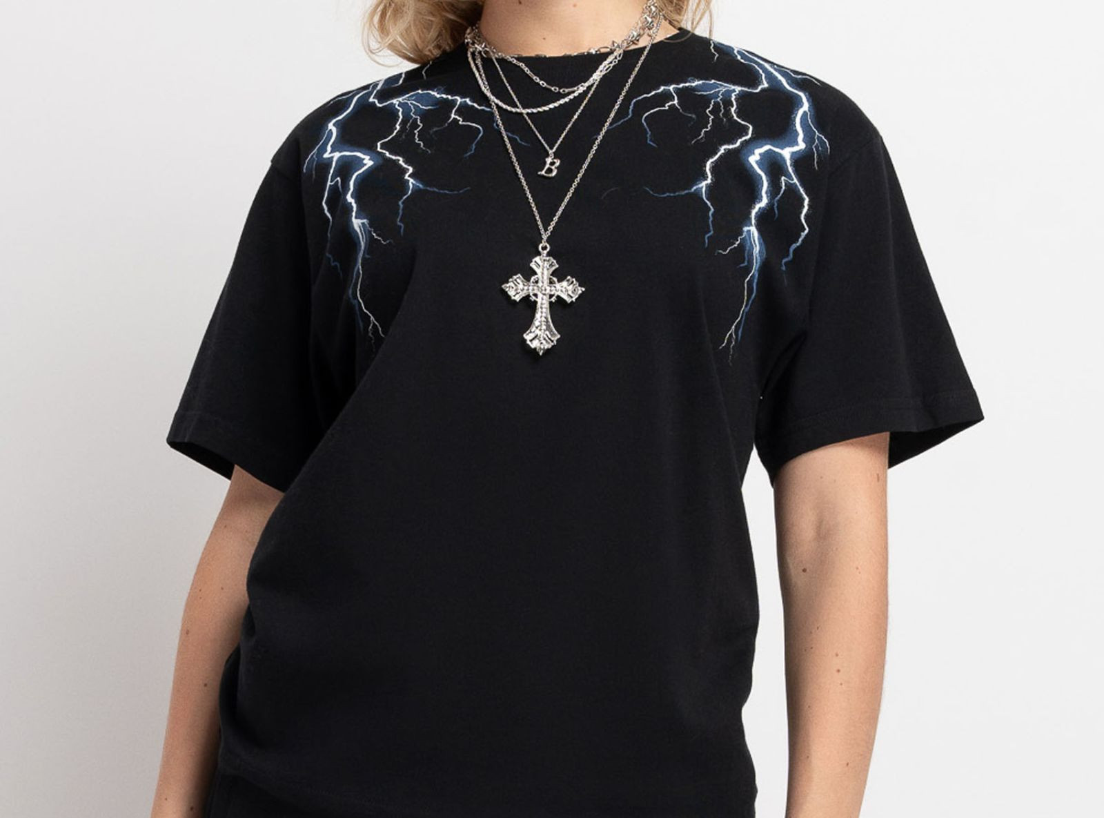 Czarny t-shirt z autorską grafiką na ramionach