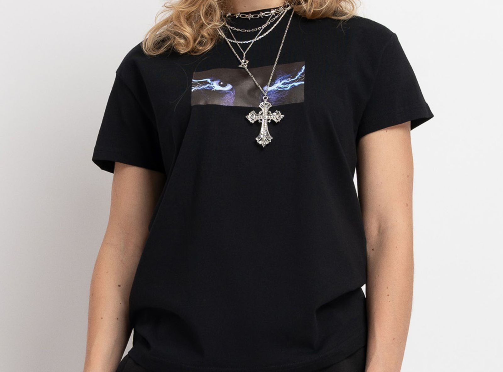 Czarny t-shirt z autorską grafiką z przodu