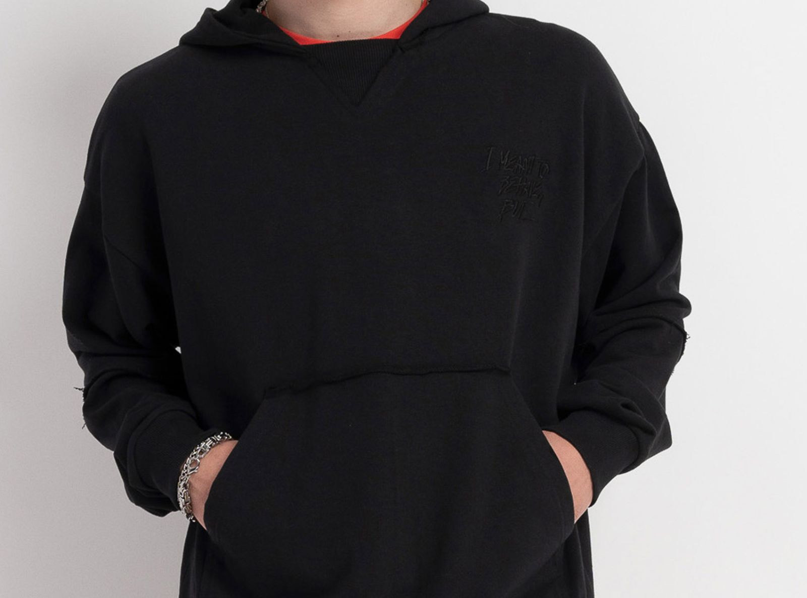 Czarna bluza z kapturem BOXY z minimalistycznym nadrukiem