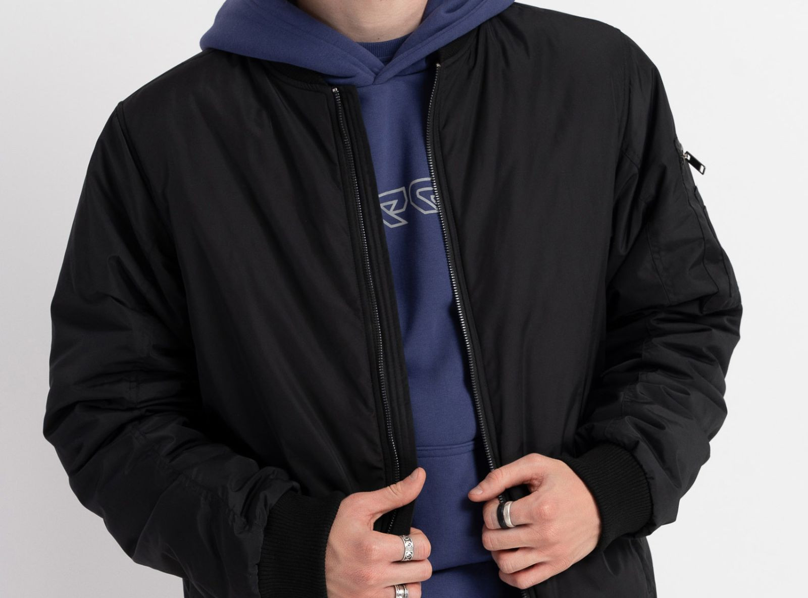 Czarna kurtka typu bomberka lekko ocieplana