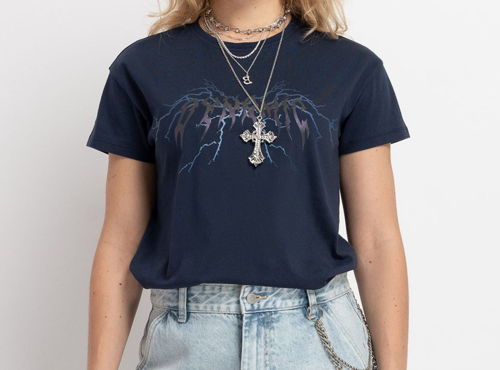 Granatowy t-shirt z autorską grafiką z przodu