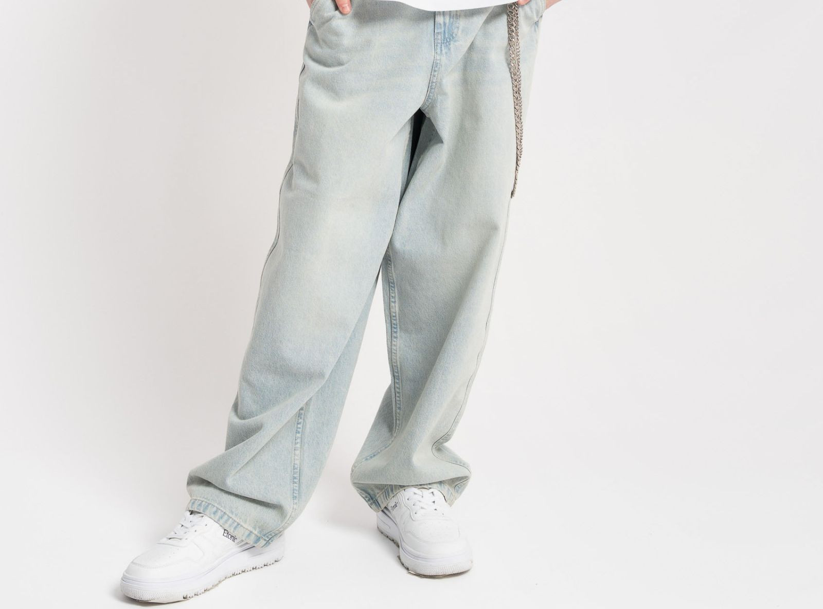 Jasnoniebieskie spodnie jeansowe o kroju BAGGY