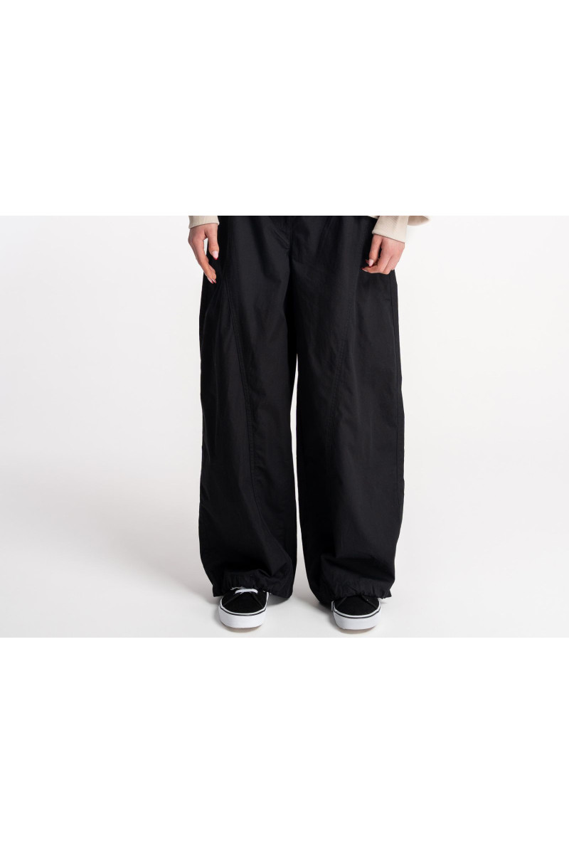 Czarne spodnie tkaninowe z modnymi cięciami, czarny