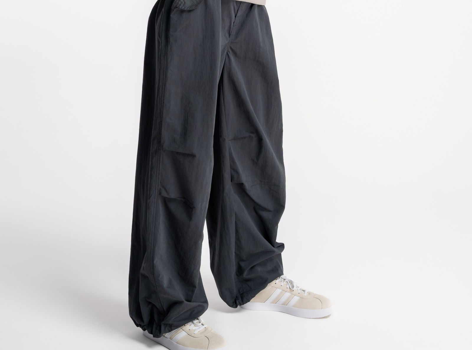 Ciemnoszare spodnie typu PARACHUTE z zaszewkami na kolanach