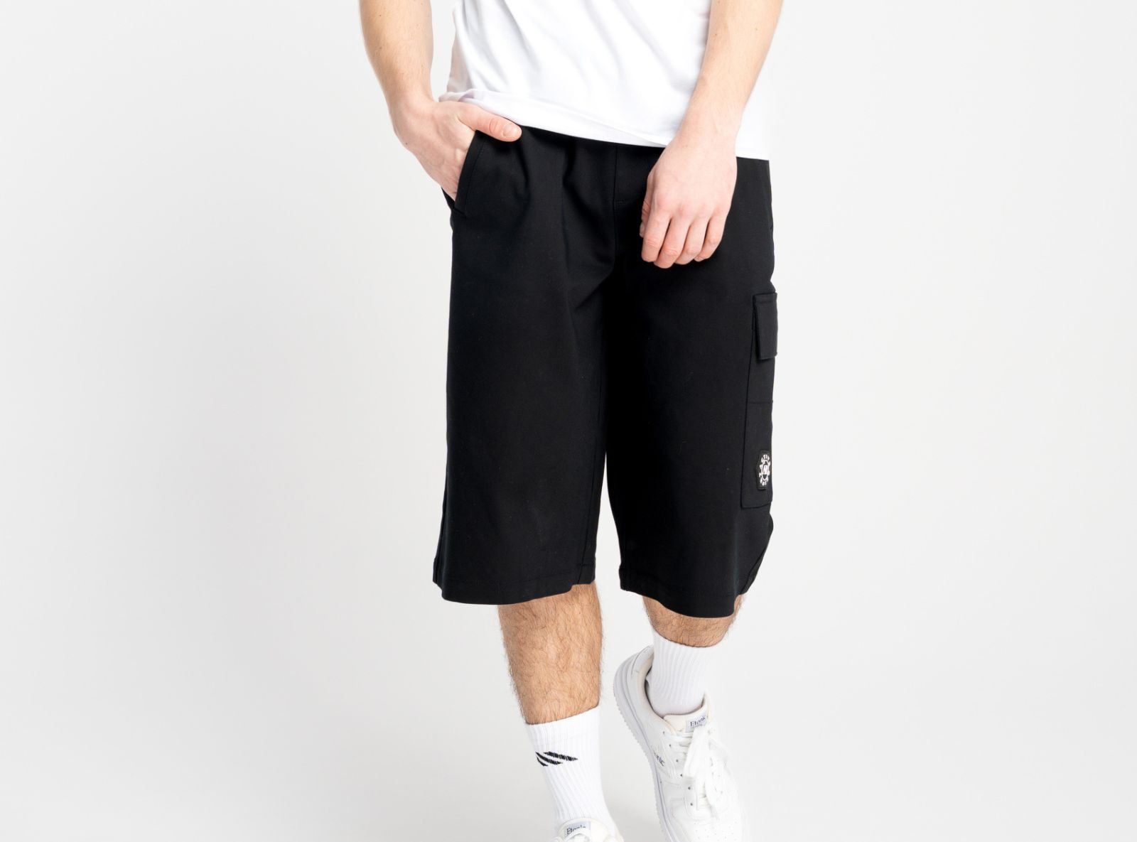 Czarne krótkie spodenki model JORTS z kieszenią na nogawce