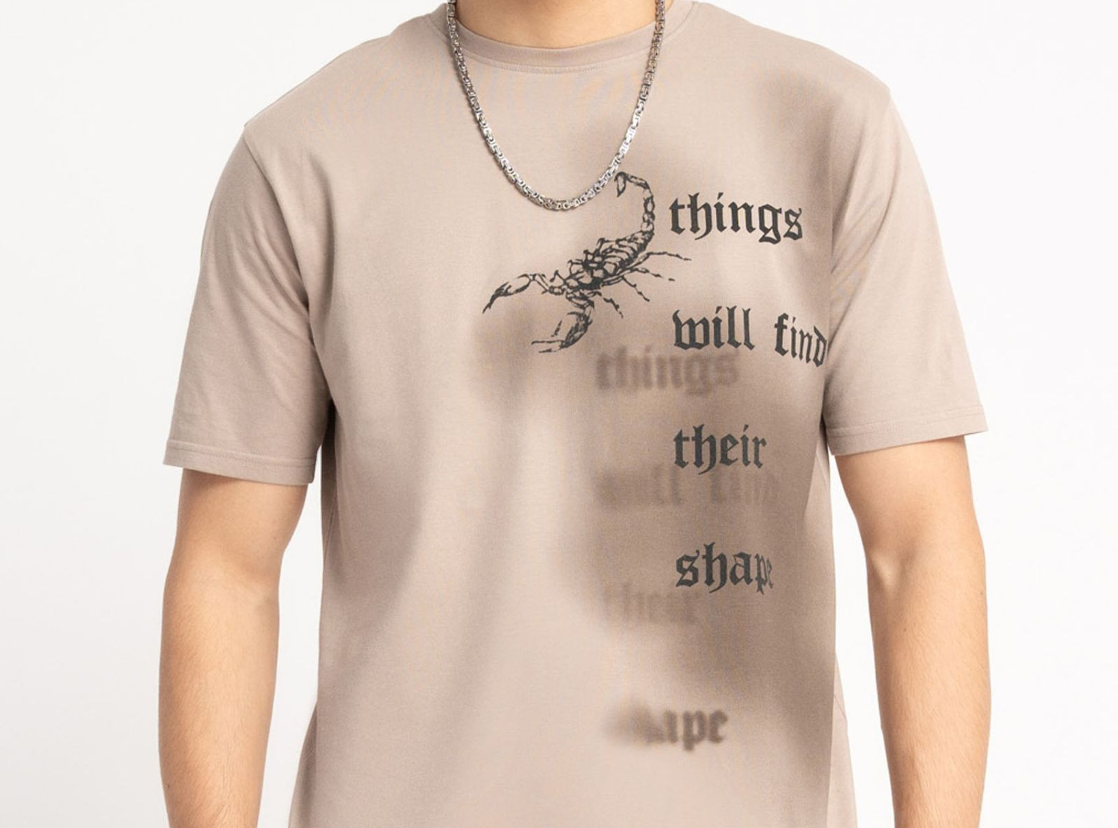 Ciemnobeżowy t-shirt z autorską grafiką z przodu