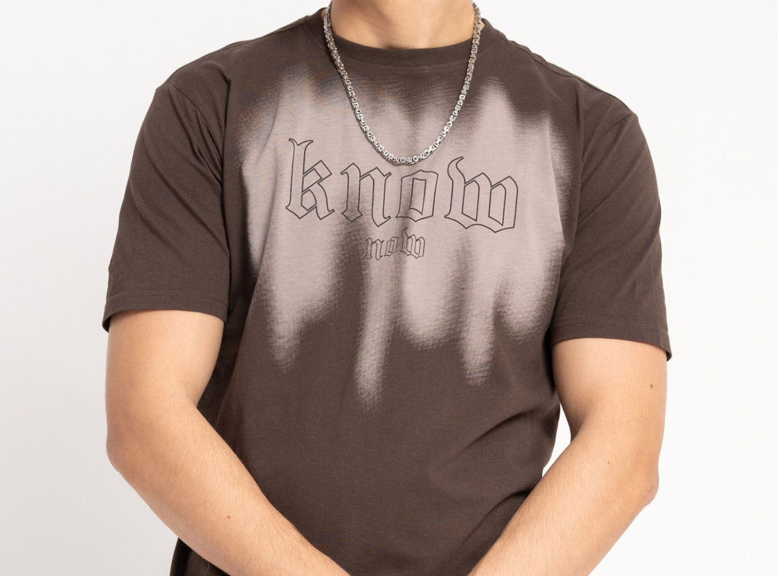 Brązowy t-shirt z autorską grafiką z przodu