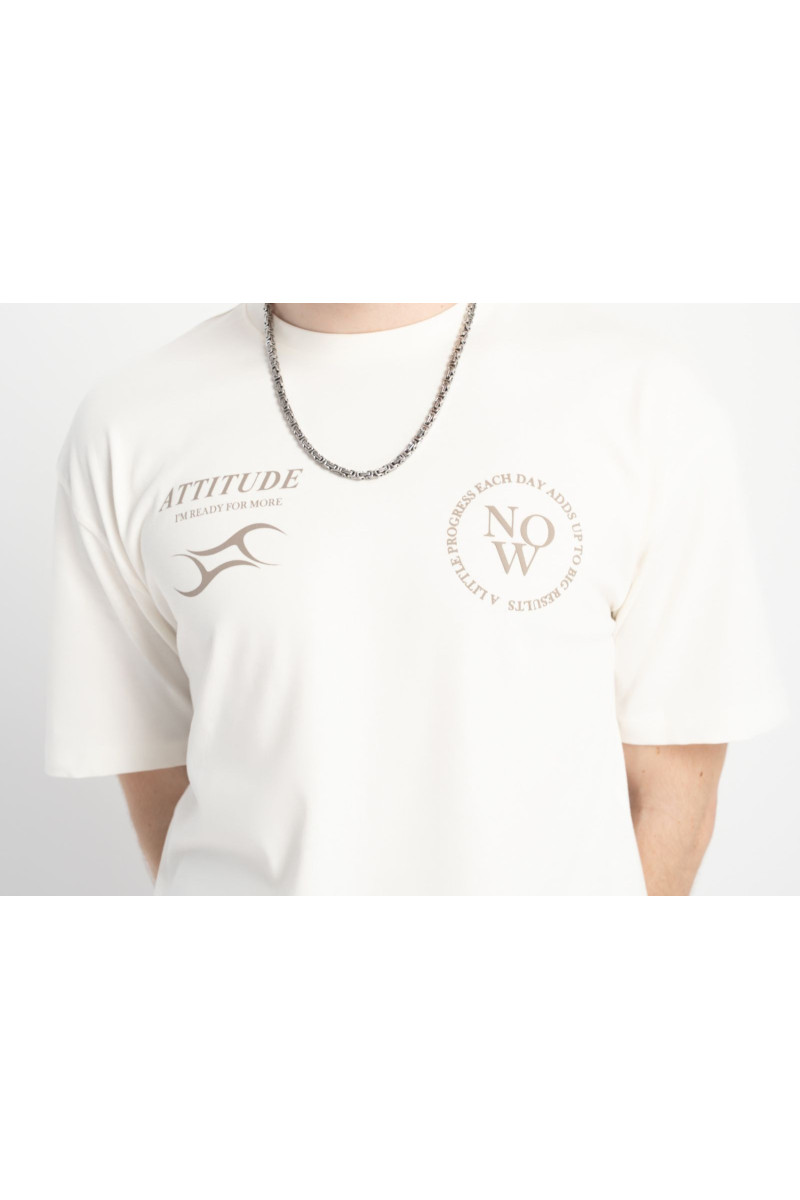 Kremowym t-shirt OVERSIZE w stylu collage z grafiką na wysokości piersi, kremowy