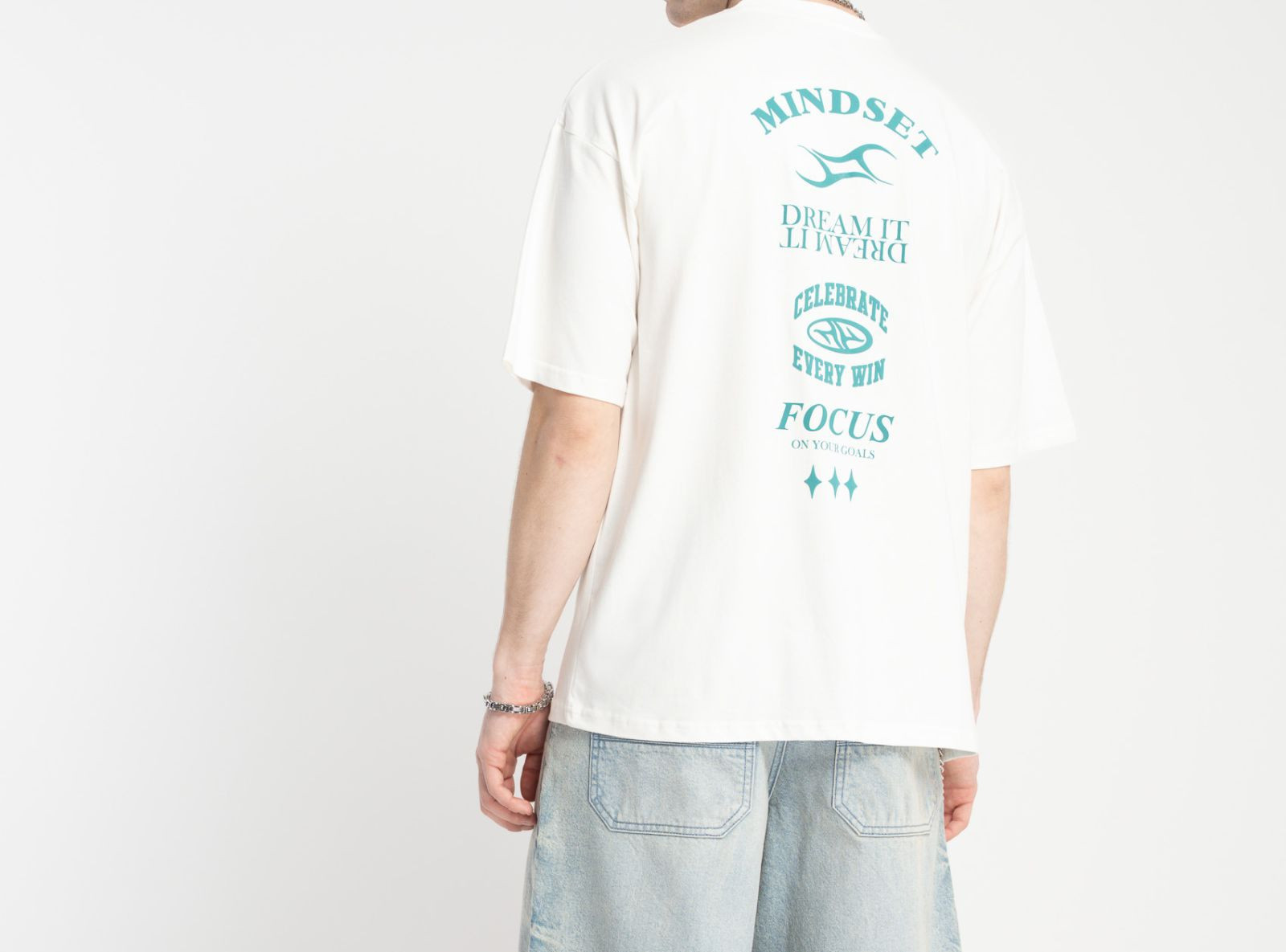 Kremowy t-shirt w stylu collage z grafiką z tyłu