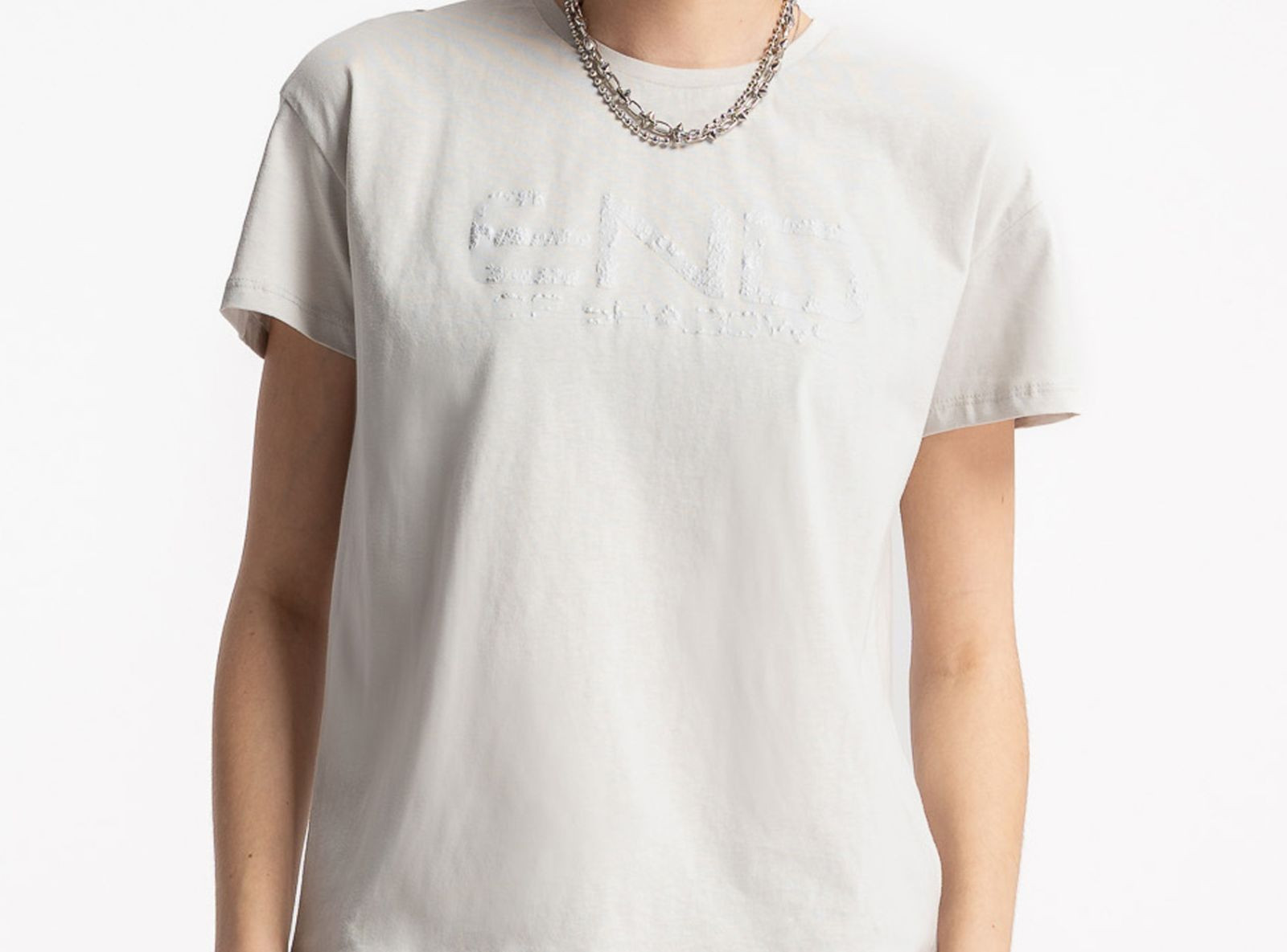 Jasnoszary t-shirt z nadrukiem z przodu