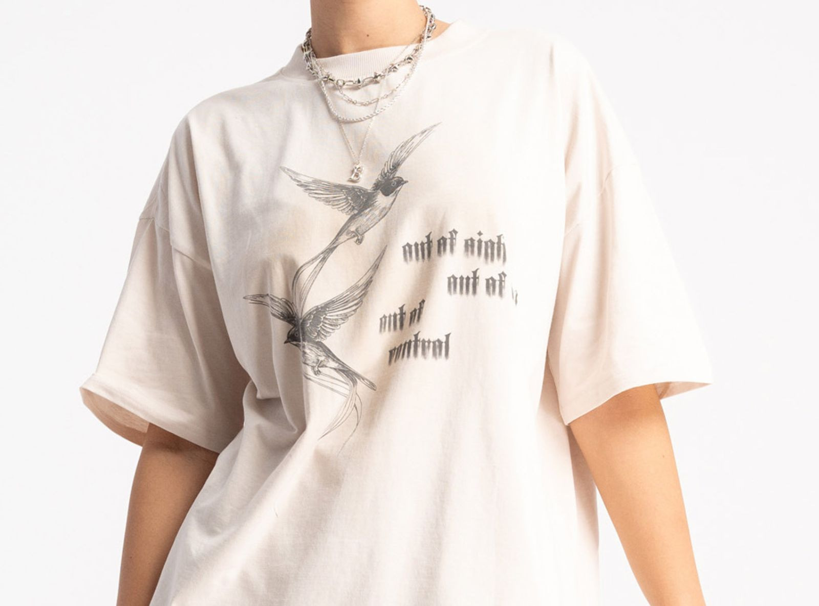 Beżowy t-shirt z autorską grafiką z przodu