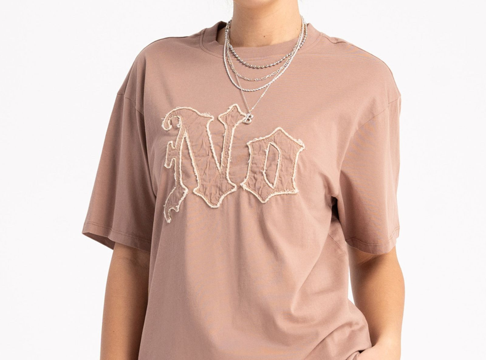 Ciemnobeżowy t-shirt z aplikają z przodu