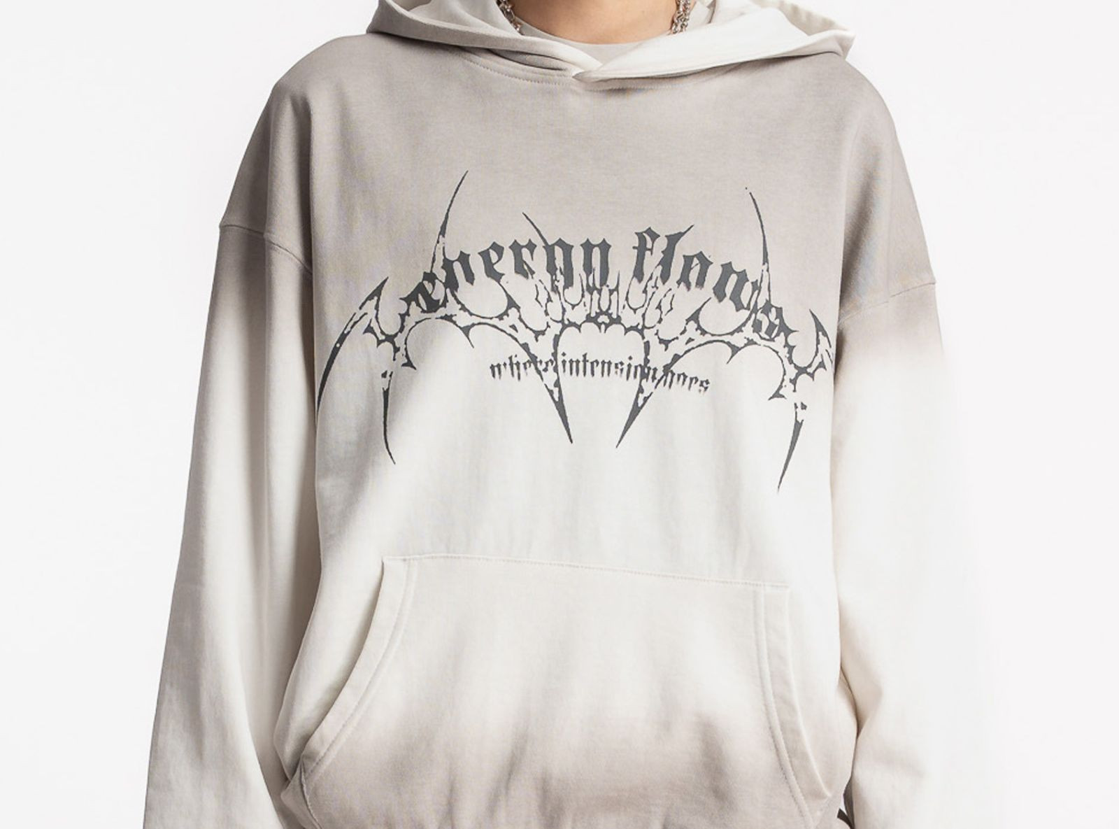 Kremowa bluza z kapturem z autorską grafiką z przodu Kremowa bluza z kapturem z autorską grafiką z przodu