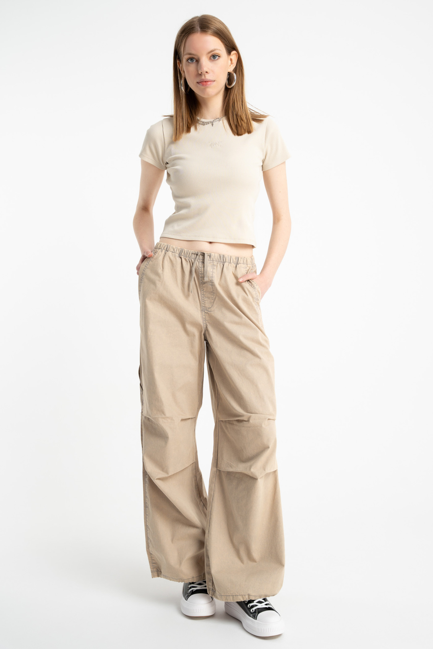 Beżowe spodnie typu PARACHUTE z zaszewkami na kolanach