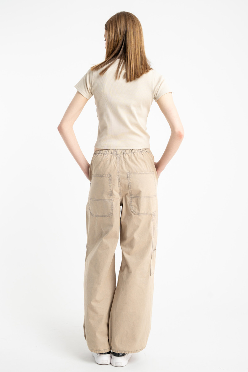 Beżowe spodnie typu PARACHUTE z zaszewkami na kolanach