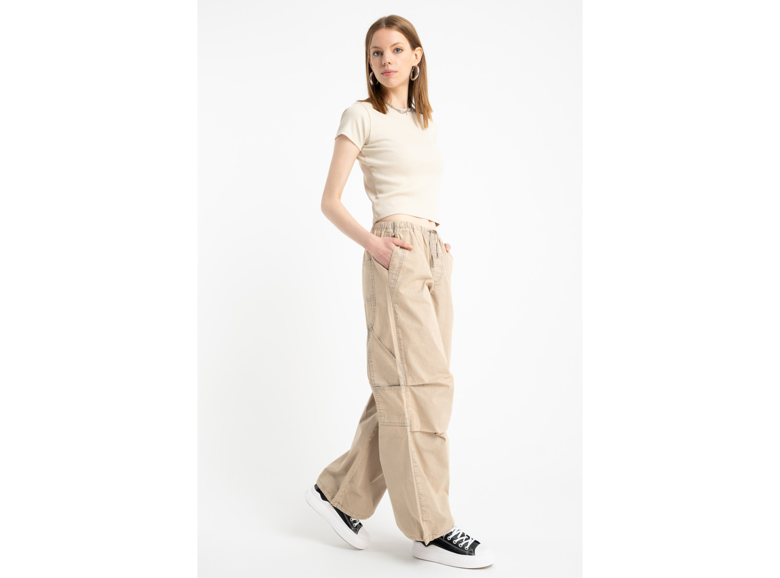 Beżowe spodnie typu PARACHUTE z zaszewkami na kolanach