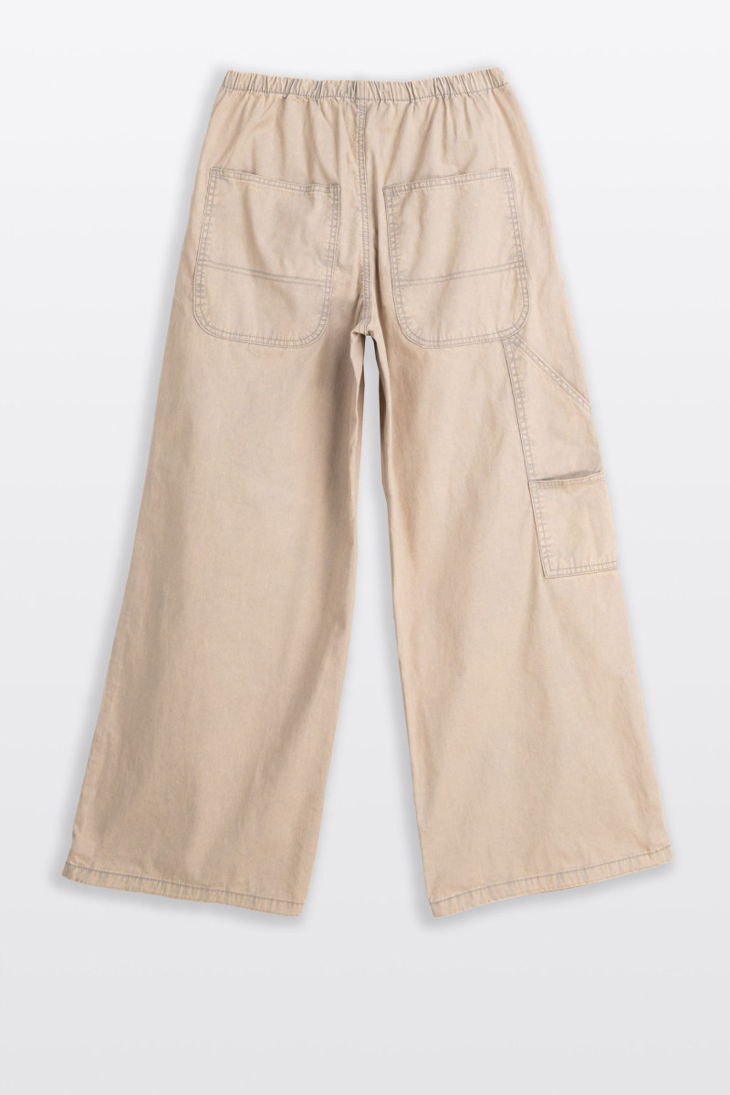 Beżowe spodnie typu PARACHUTE z zaszewkami na kolanach