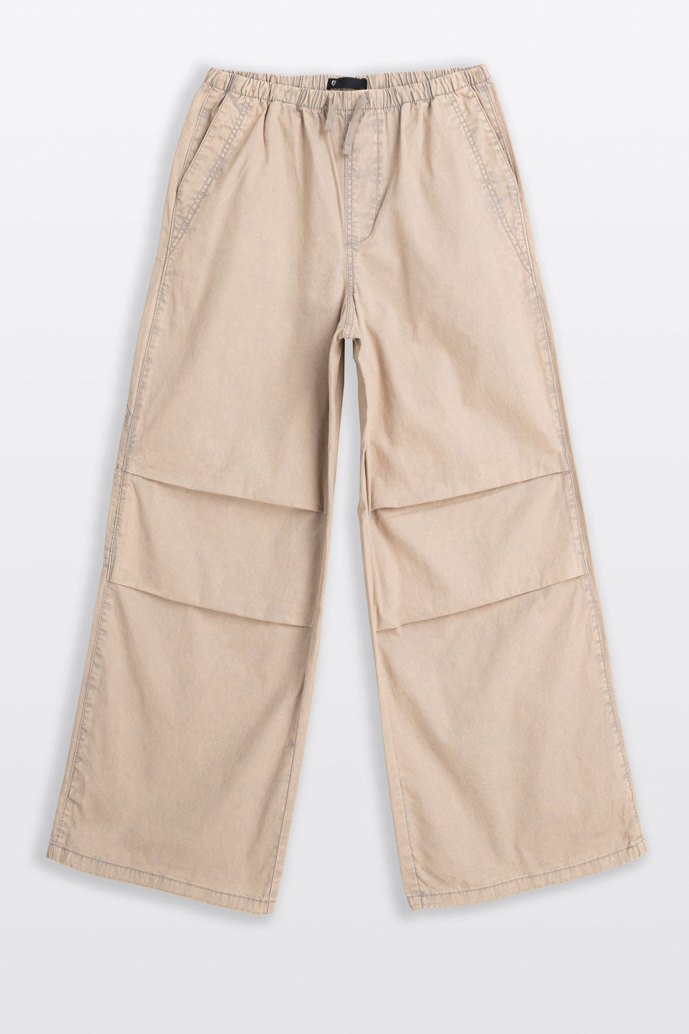 Beżowe spodnie typu PARACHUTE z zaszewkami na kolanach