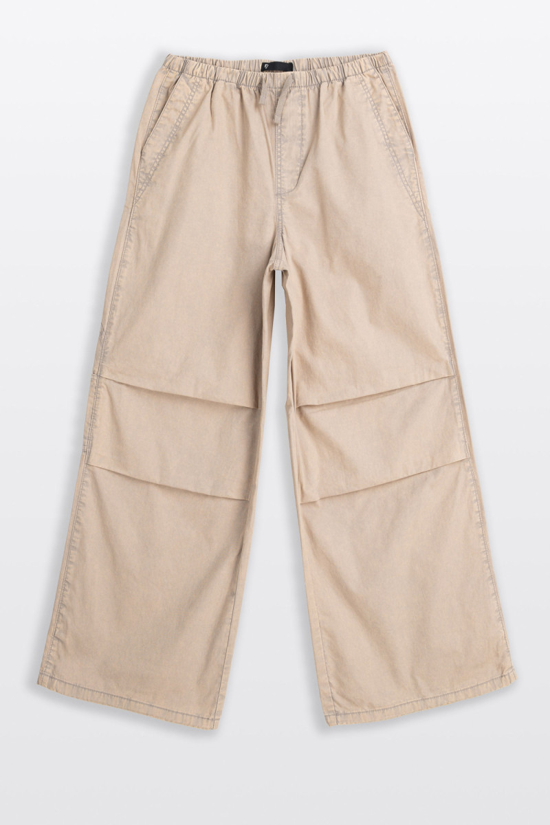 Beżowe spodnie typu PARACHUTE z zaszewkami na kolanach