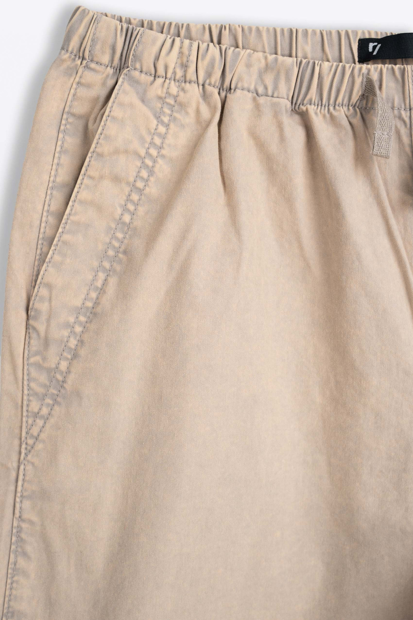 Beżowe spodnie typu PARACHUTE z zaszewkami na kolanach