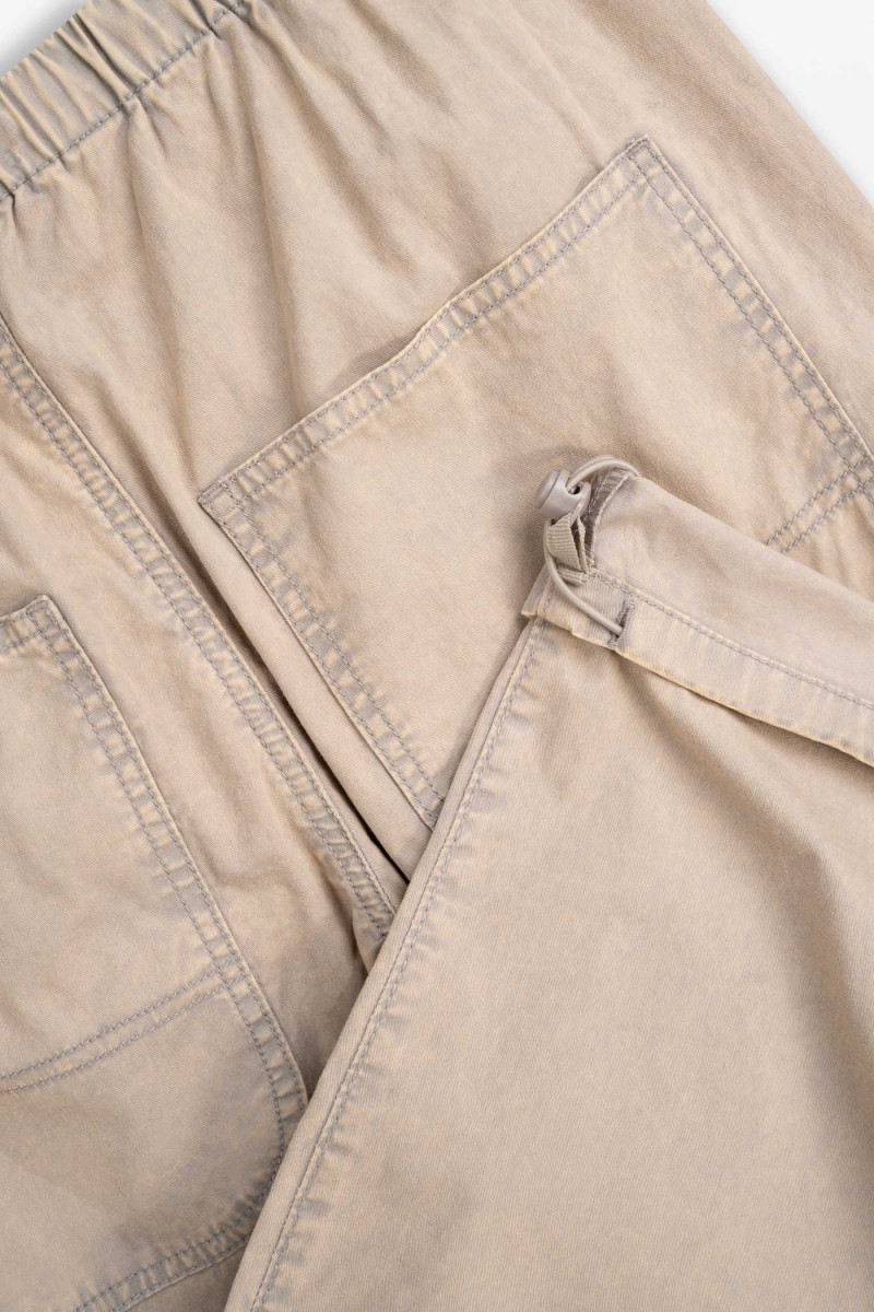 Beżowe spodnie typu PARACHUTE z zaszewkami na kolanach