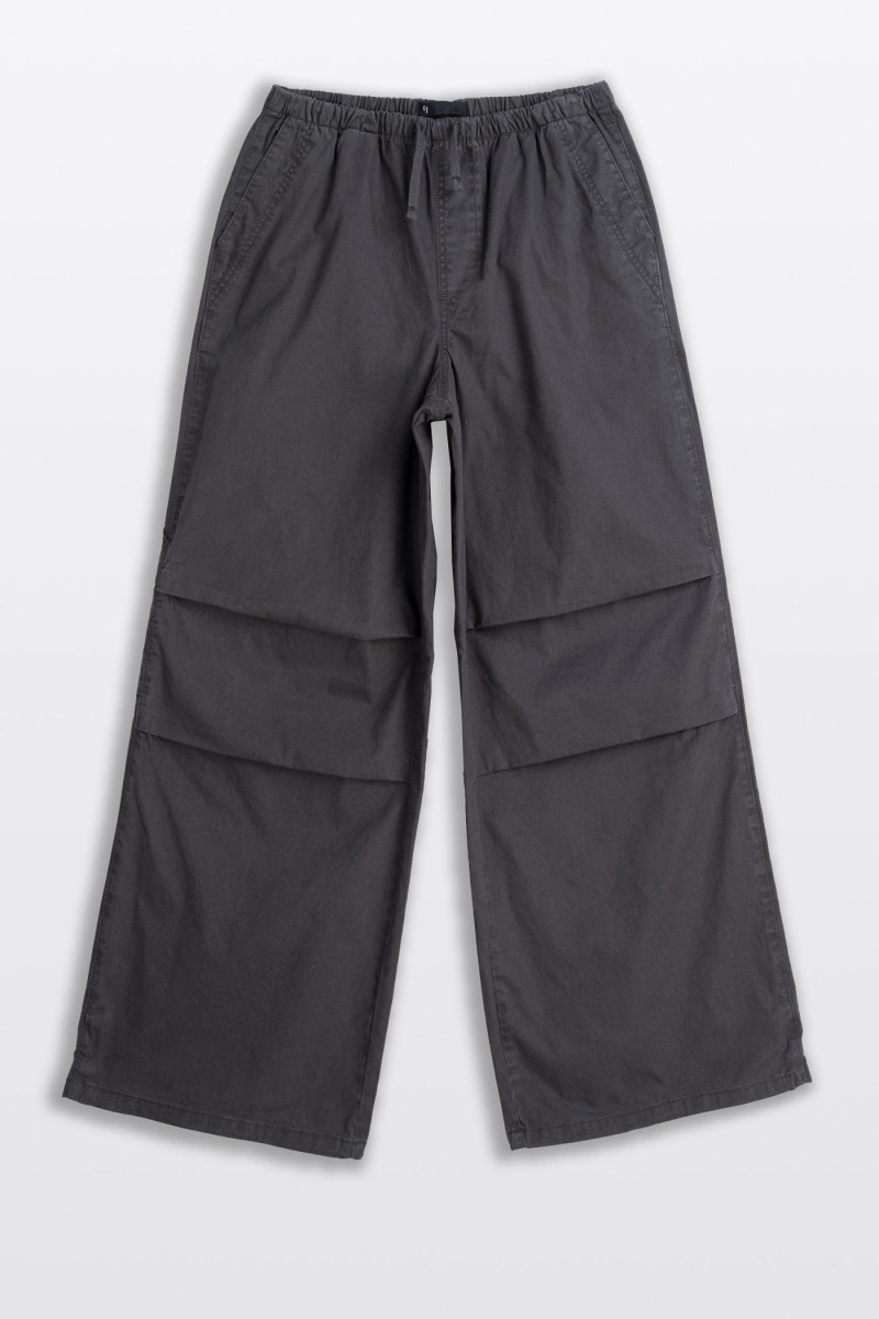 Ciemnoszare spodnie typu PARACHUTE z zaszewkami na kolanach, ciemny szary