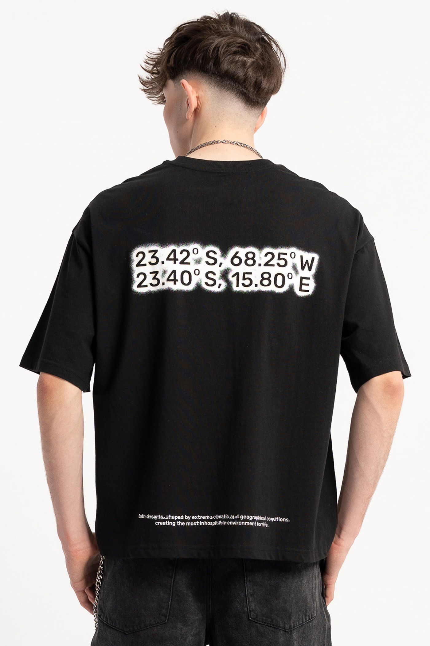 Czarny t-shirt BOXY z autorską grafiką z tyłu