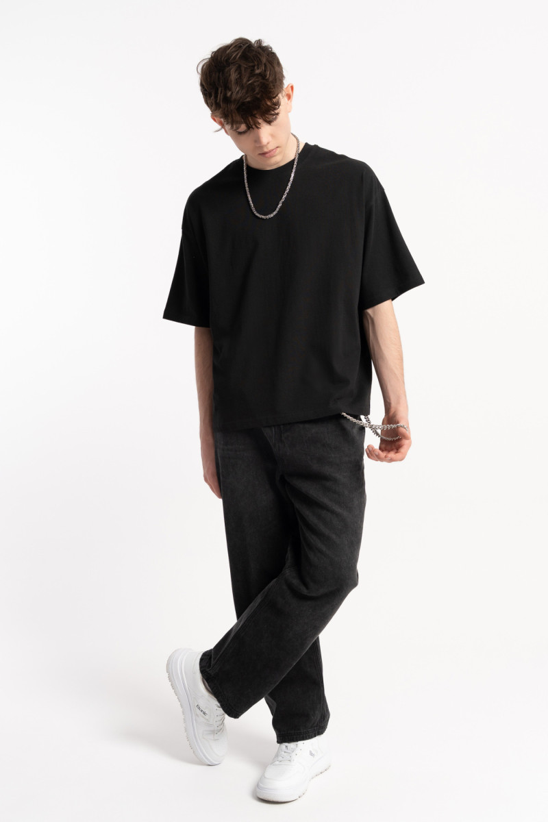 Czarny t-shirt BOXY z autorską grafiką z tyłu