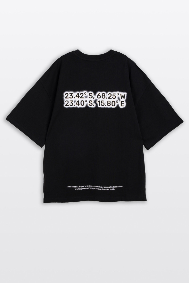 Czarny t-shirt BOXY z autorską grafiką z tyłu