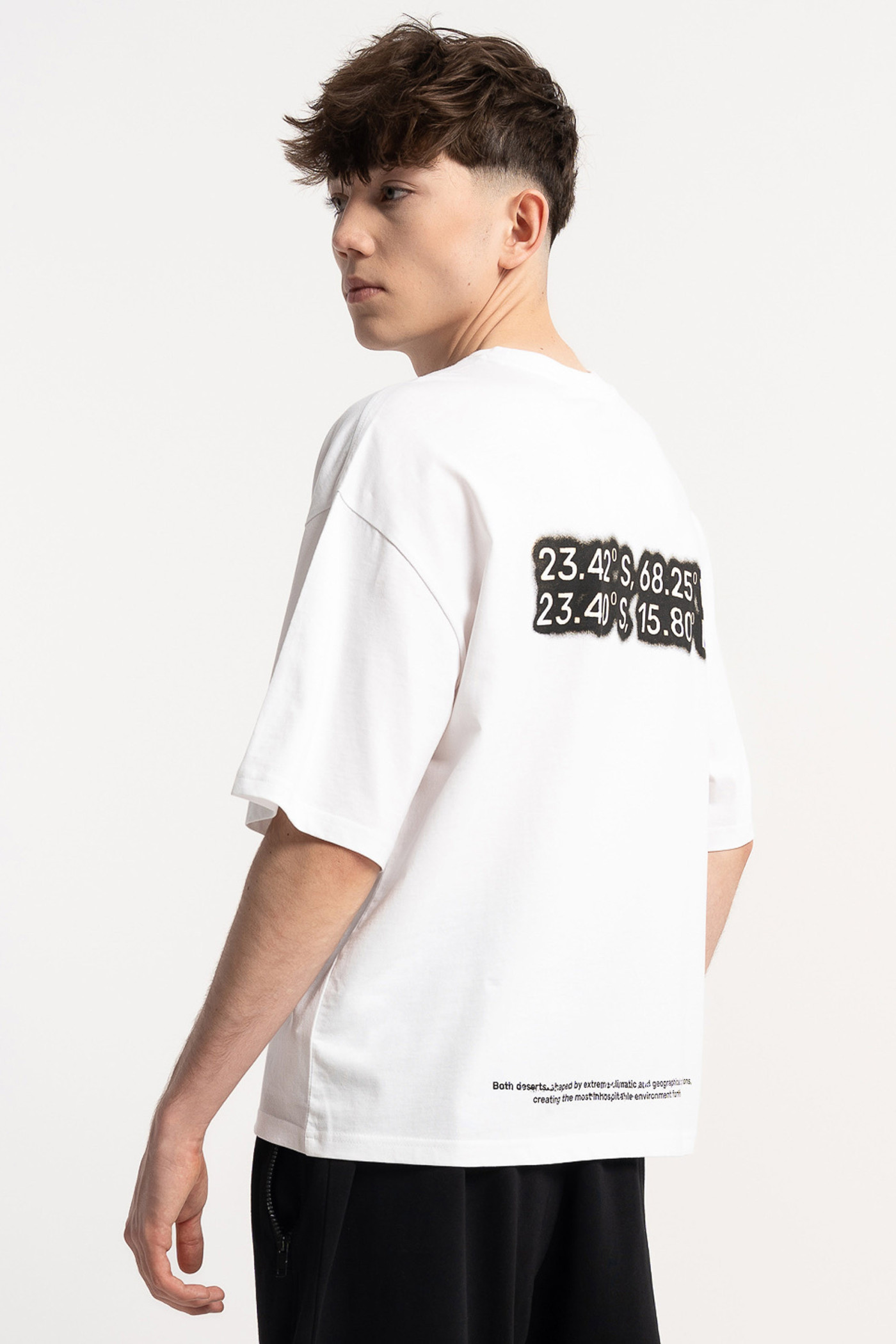 Biały t-shirt BOXY z autorską grafiką z tyłu