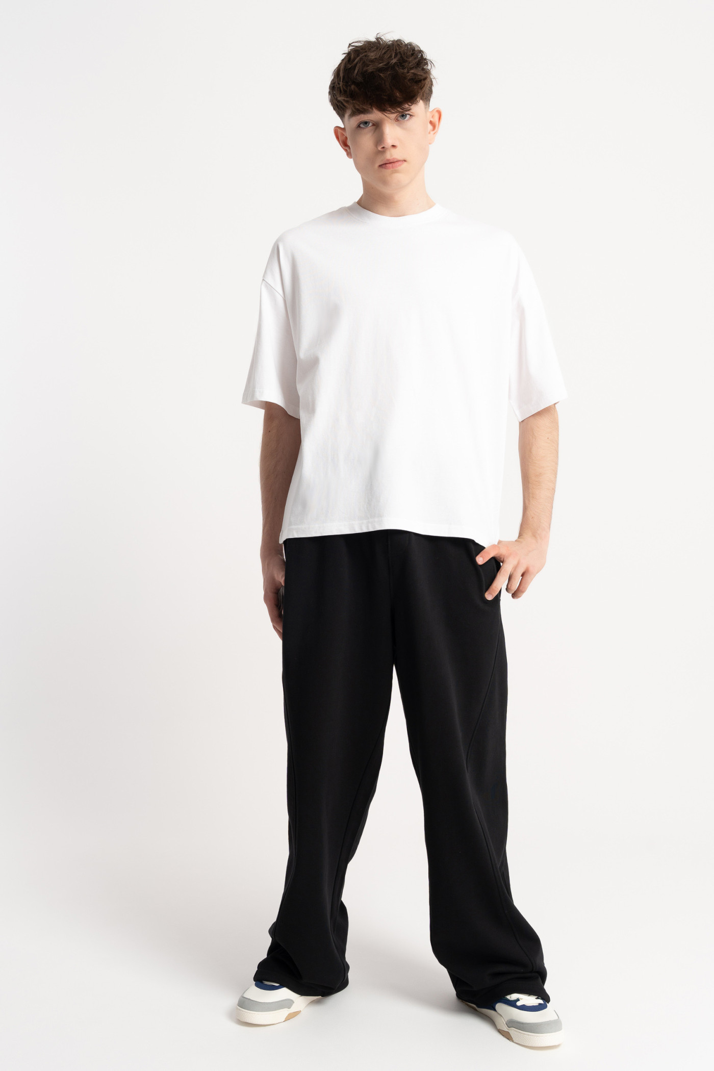 Biały t-shirt BOXY z autorską grafiką z tyłu