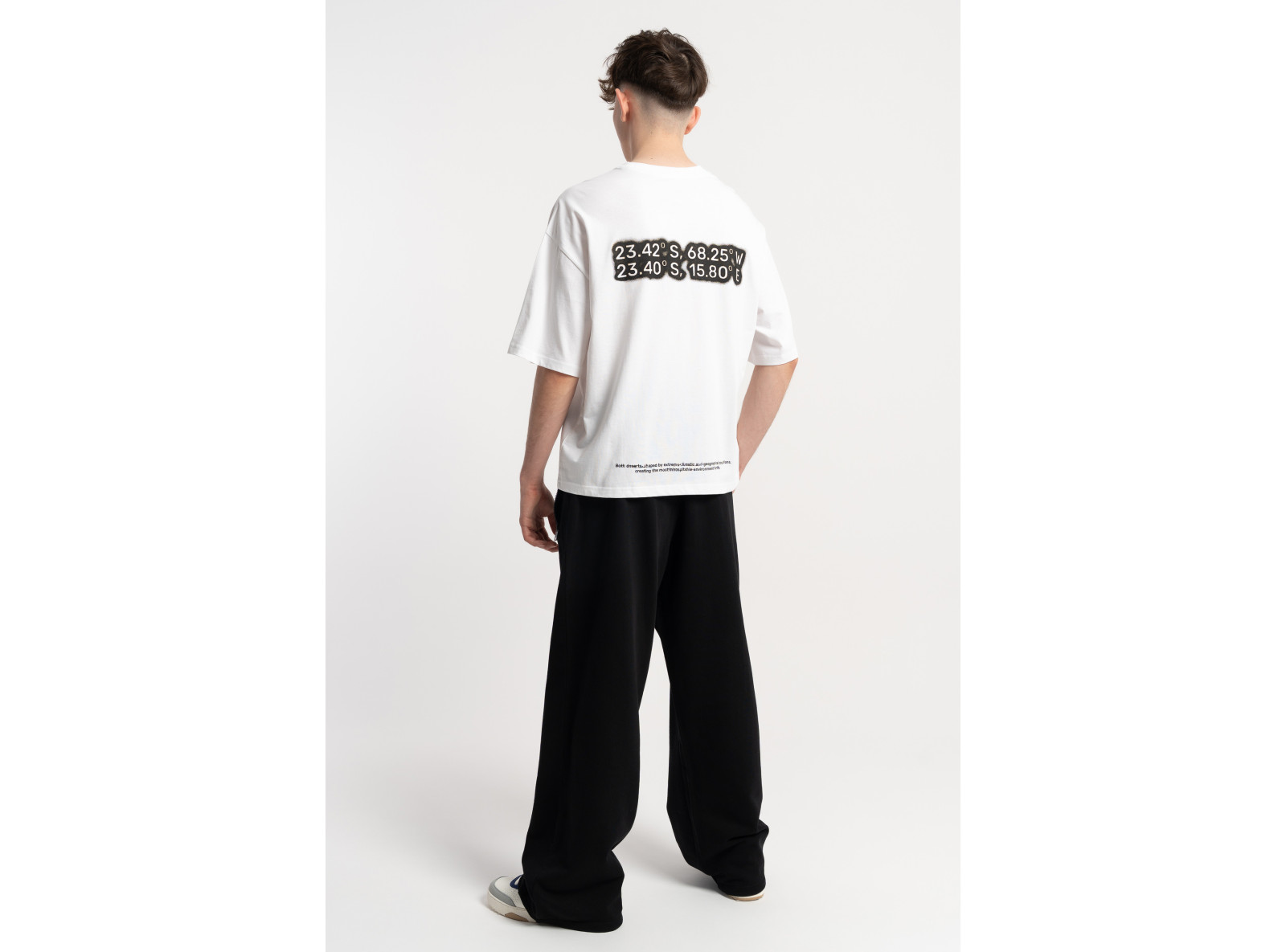 Biały t-shirt BOXY z autorską grafiką z tyłu