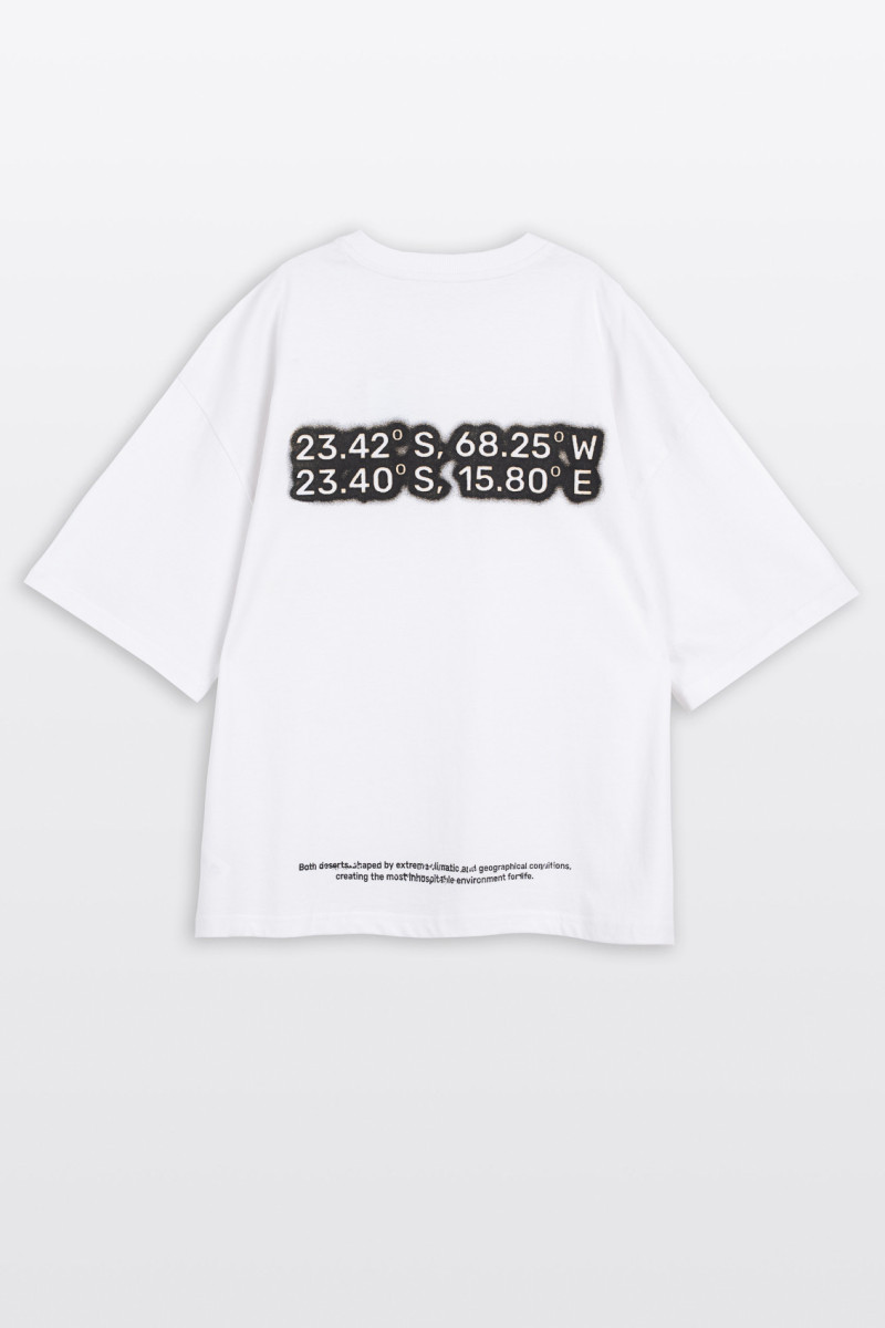 Biały t-shirt BOXY z autorską grafiką z tyłu