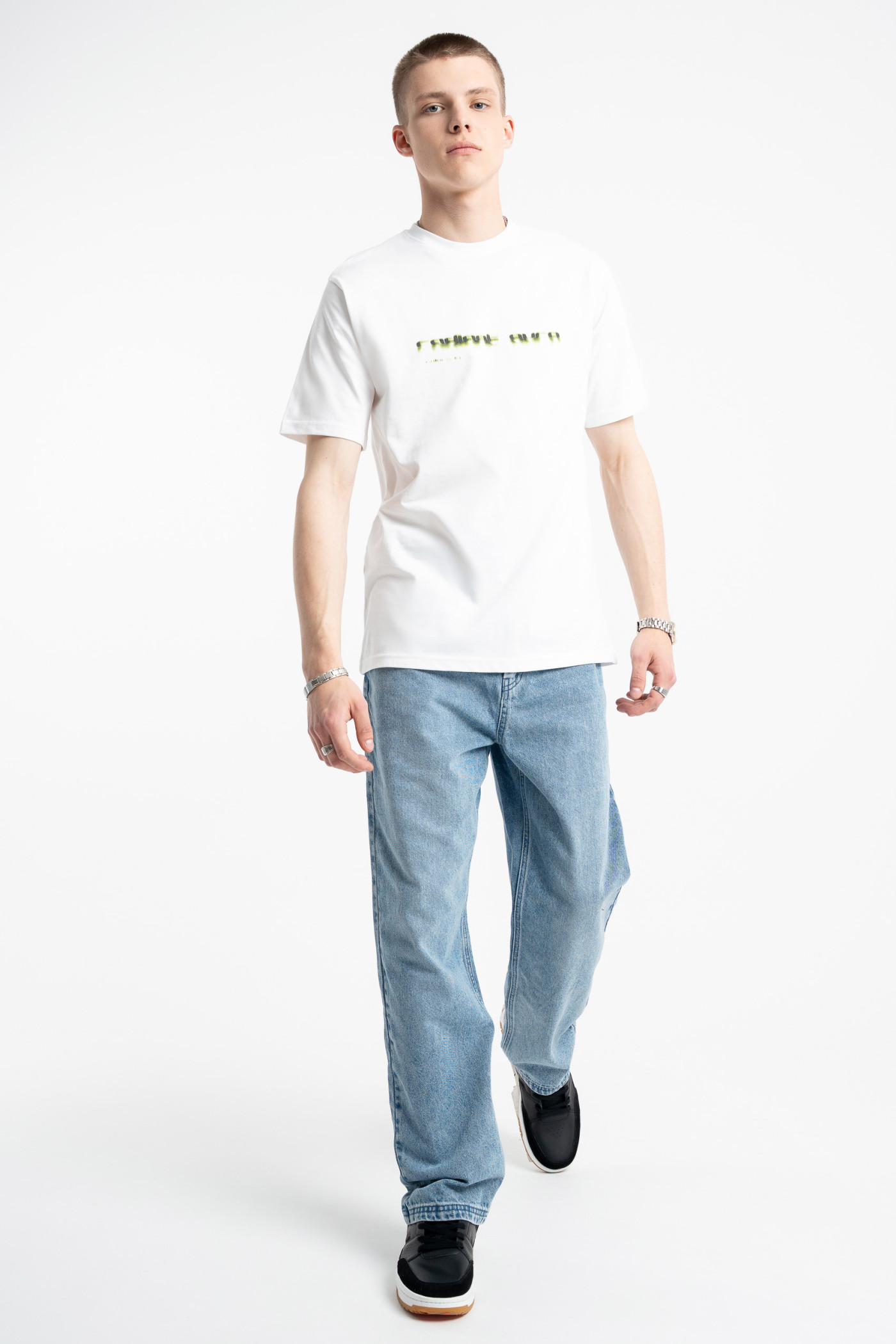 Biały t-shirt z autorską grafiką z tyłu