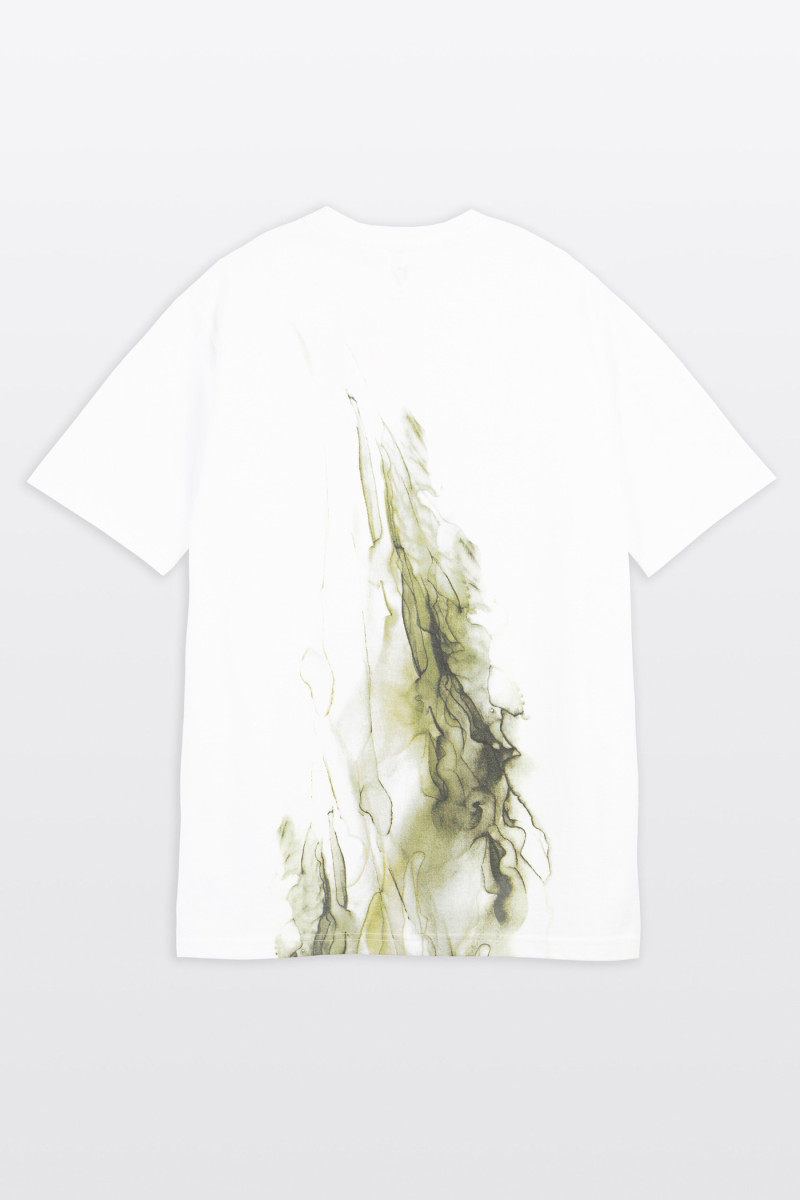 Biały t-shirt z autorską grafiką z tyłu
