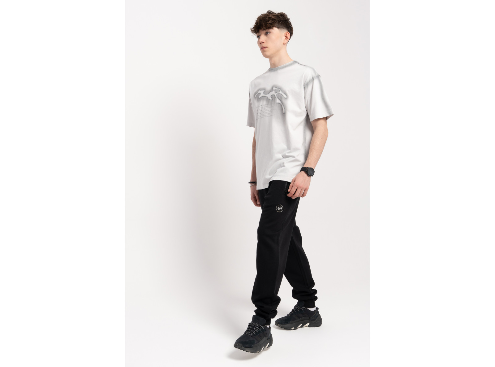 Jasnoszary t-shirt z autorską grafiką z przodu