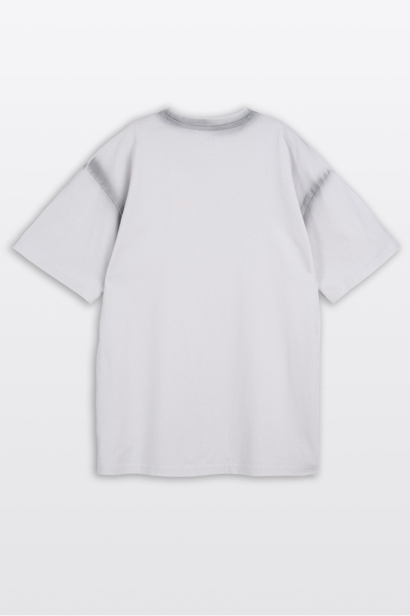 Jasnoszary t-shirt z autorską grafiką z przodu