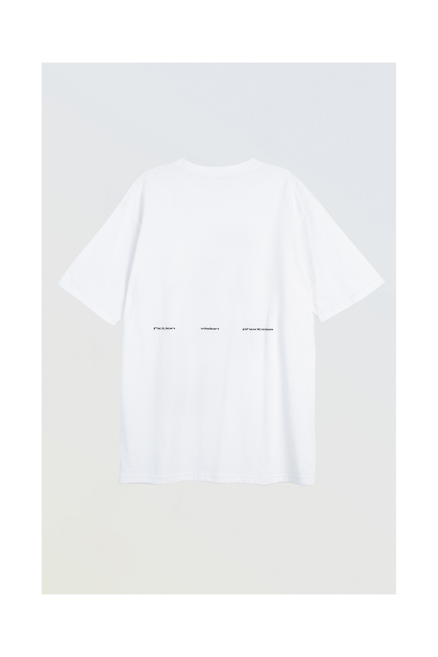 Biały t-shirt z autorską grafiką z przodu