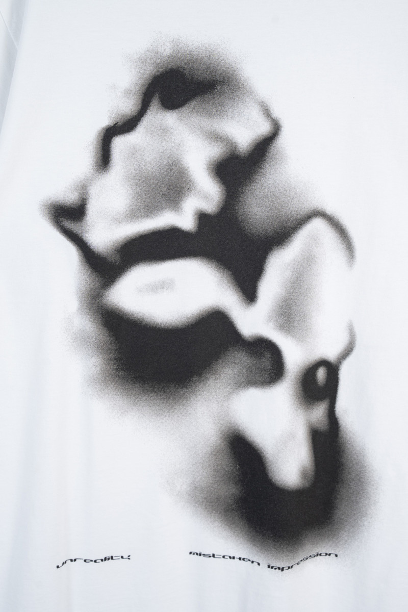 Biały t-shirt z autorską grafiką z przodu