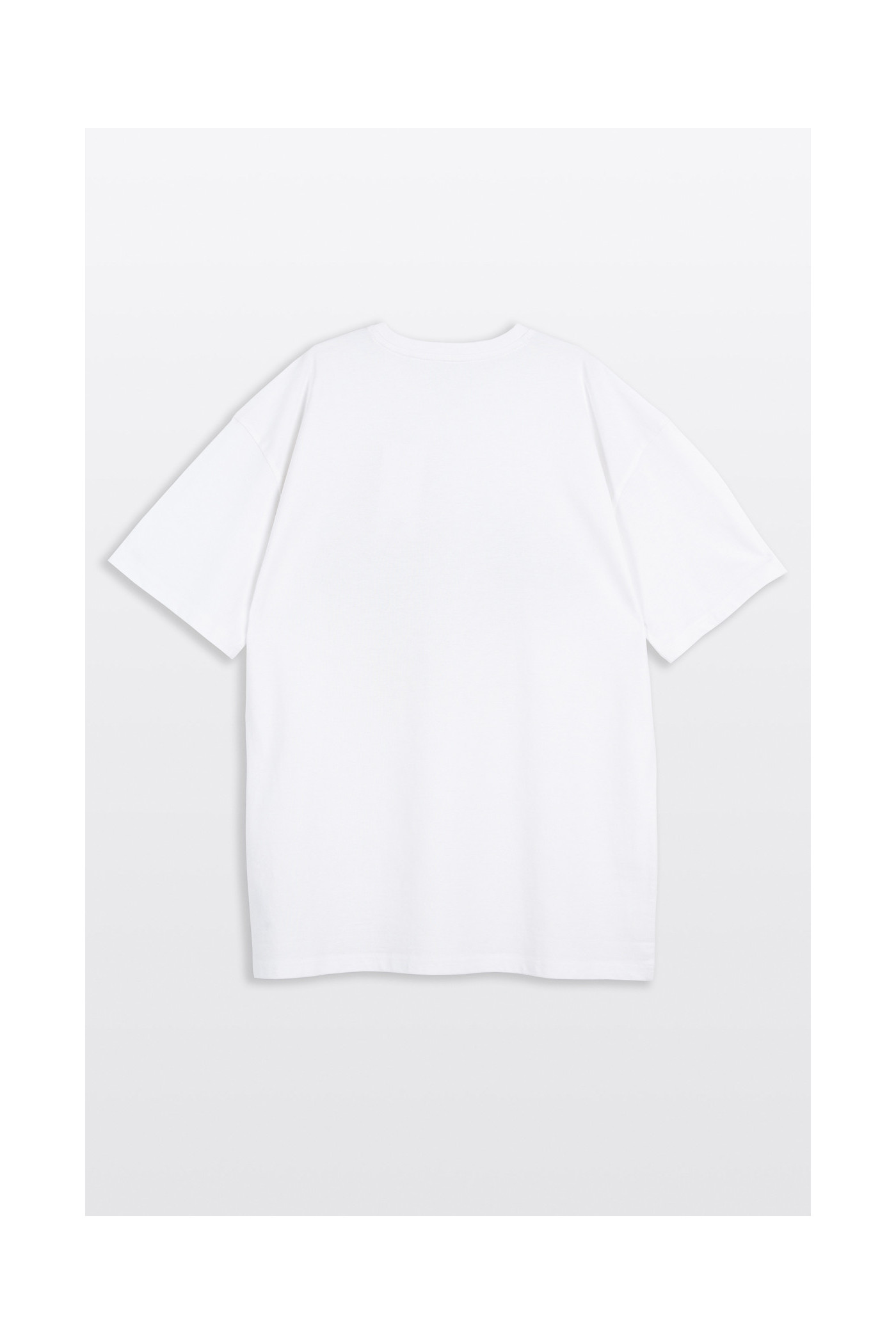 Biały t-shirt LOOSE z autorską grafiką z przodu