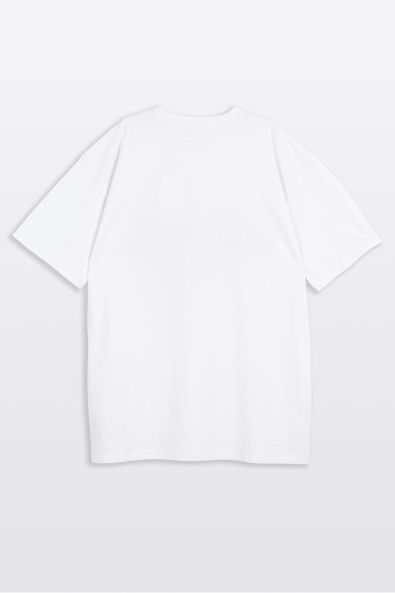 Biały t-shirt LOOSE z autorską grafiką z przodu