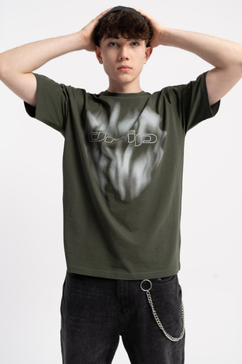 Ciemnozielony t-shirt z autorską grafiką z przodu