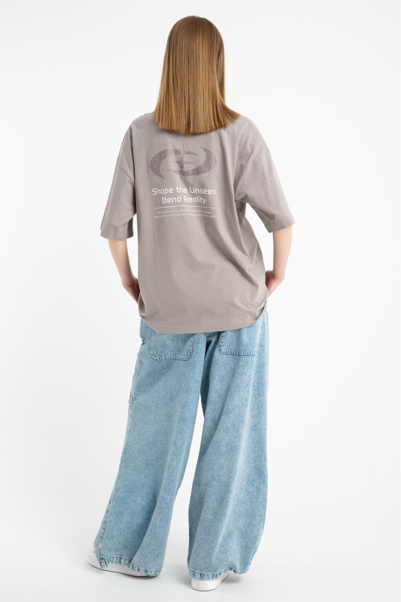 Beżowy t-shirt z autorskimi grafikami ozdobiony dżetami, beżowy