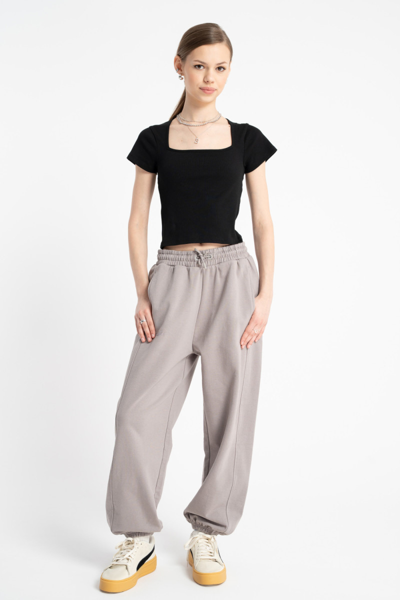 Czarna bluzka w prążki z dekoltem karo, czarny