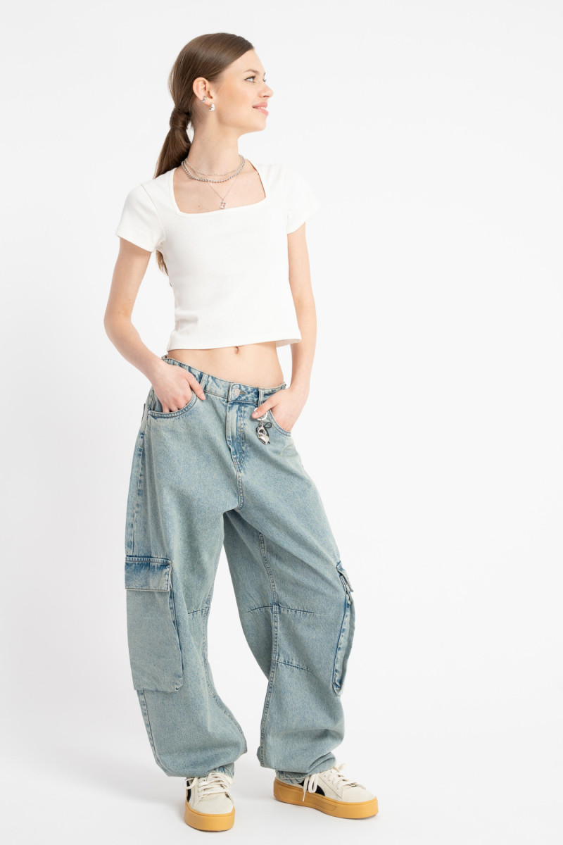 Kremowa bluzka w prążki z dekoltem karo, kremowy