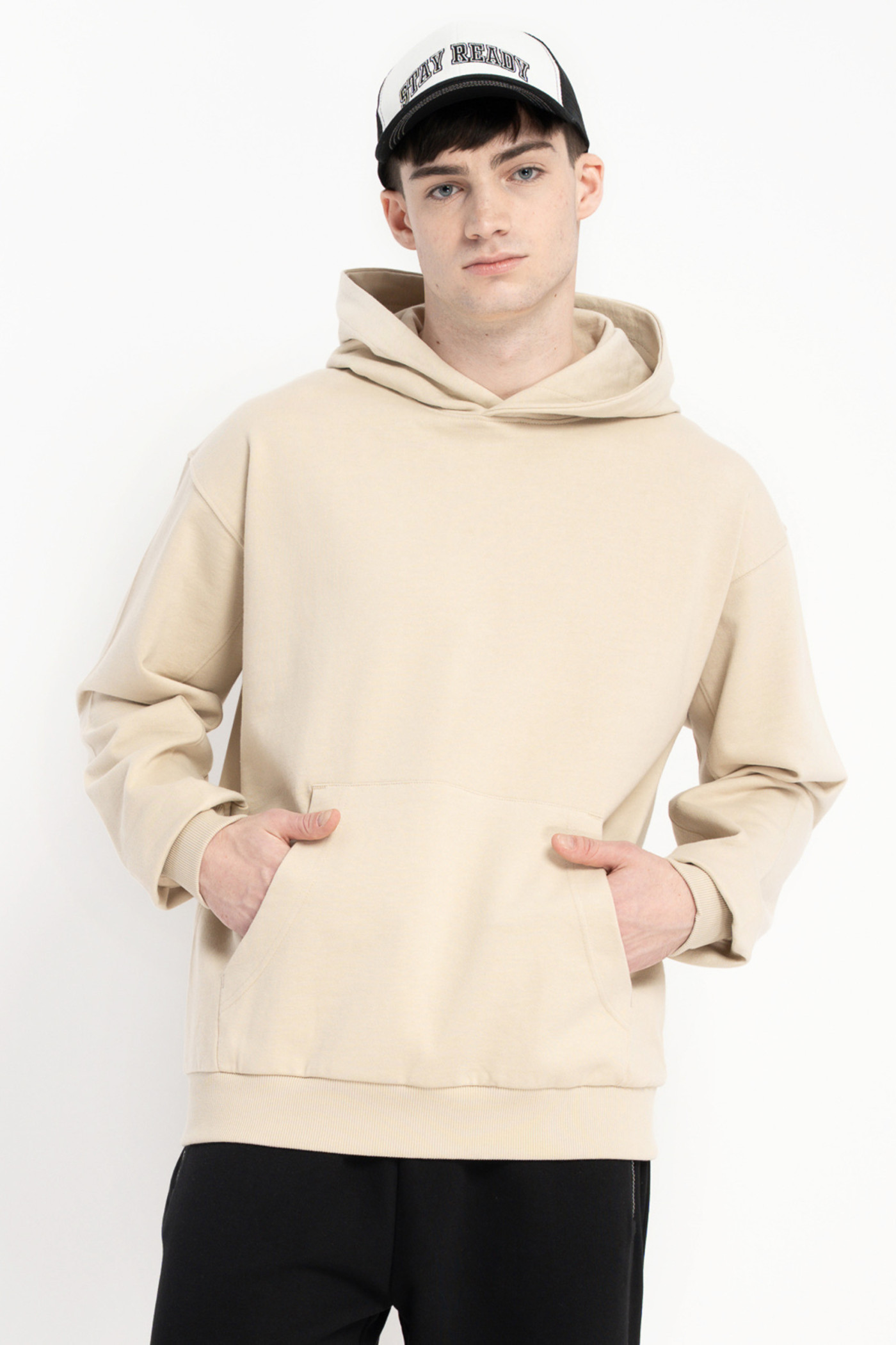 Kremowa bluza REGULAR z kapturem z nadrukiem z tyłu