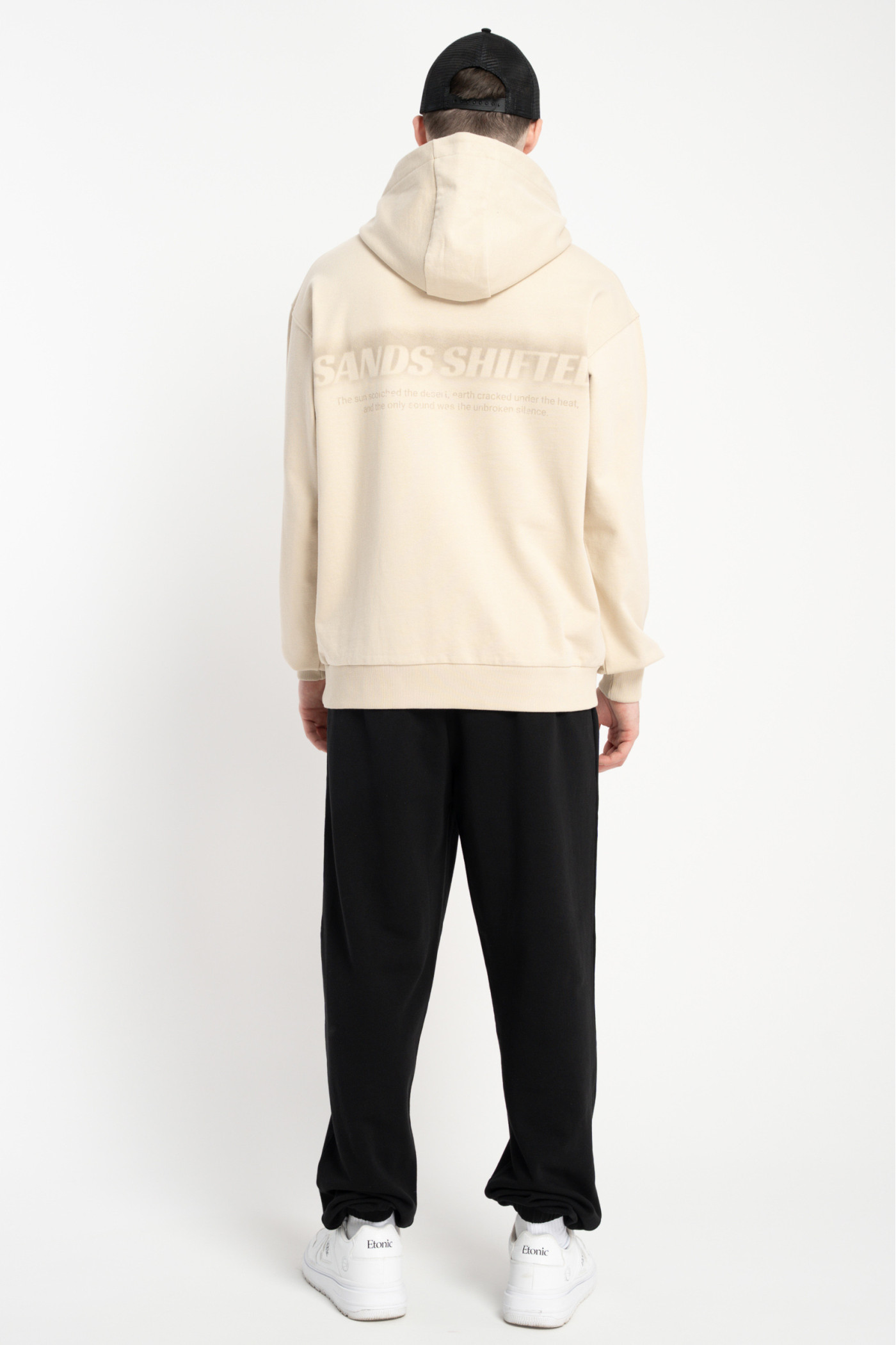 Kremowa bluza REGULAR z kapturem z nadrukiem z tyłu